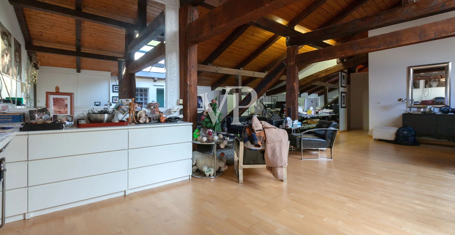 Wunderschöne Mansarde in historischem Gebäude im Zentrum von Bologna