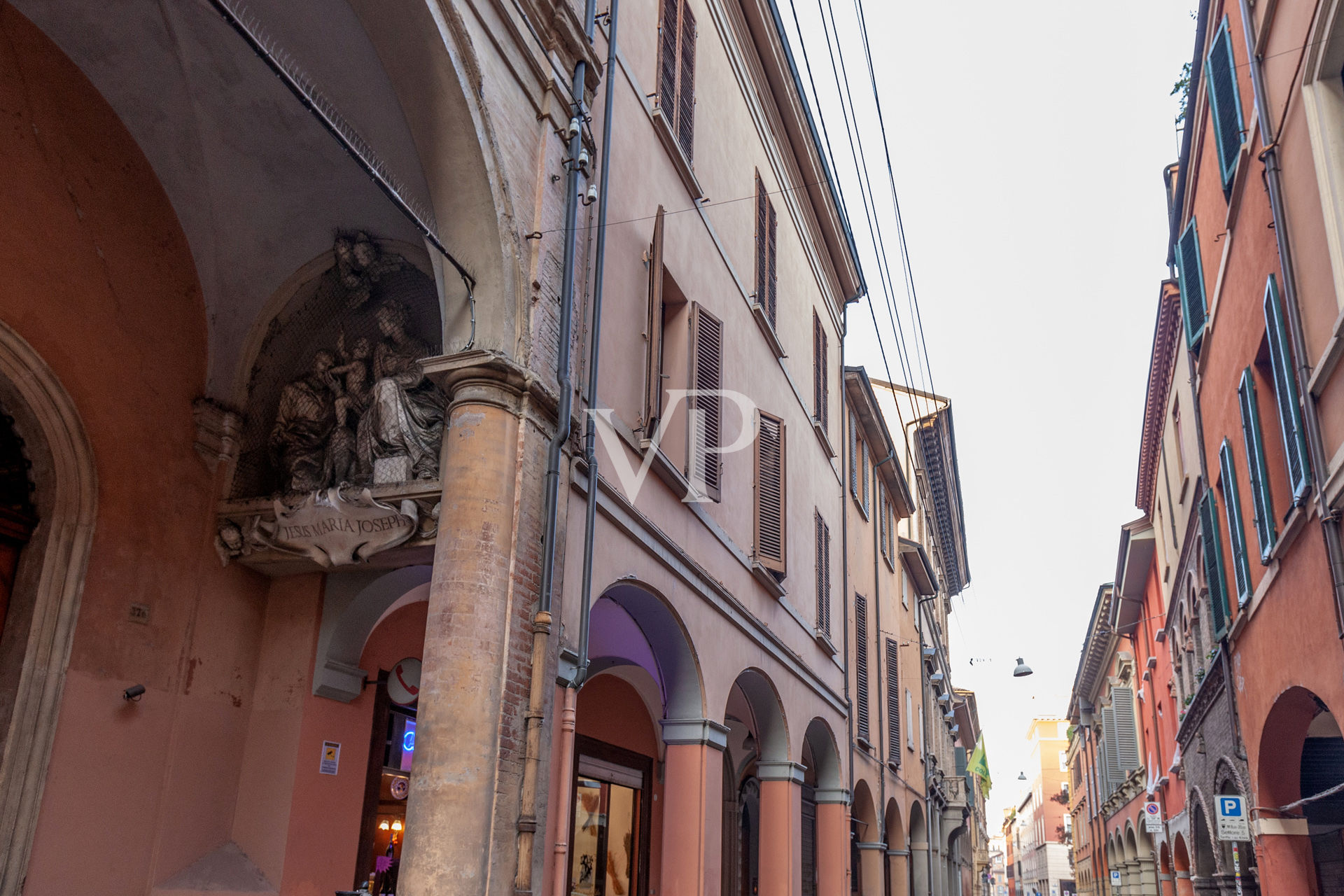 Wunderschöne Mansarde in historischem Gebäude im Zentrum von Bologna