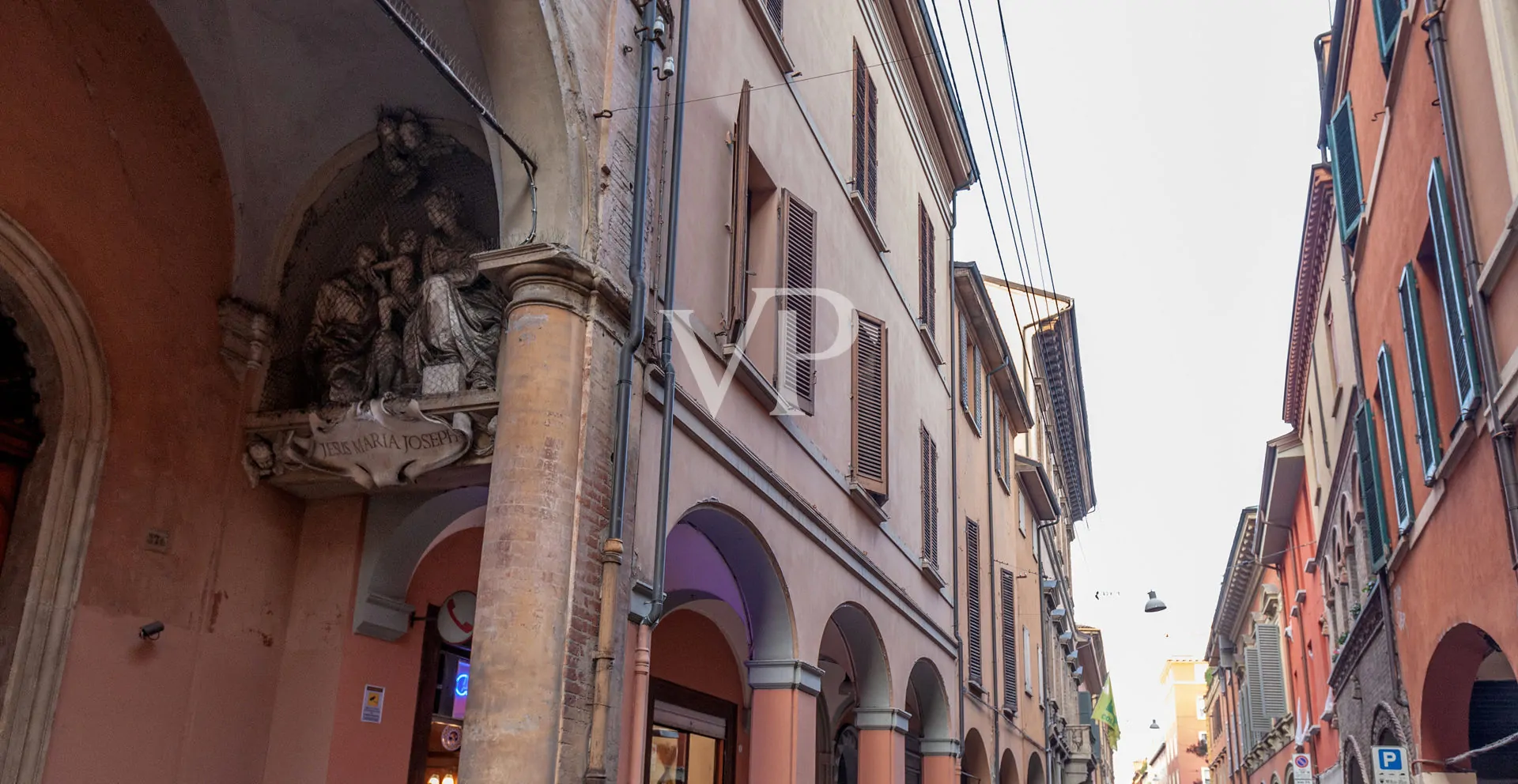 Wunderschöne Mansarde in historischem Gebäude im Zentrum von Bologna