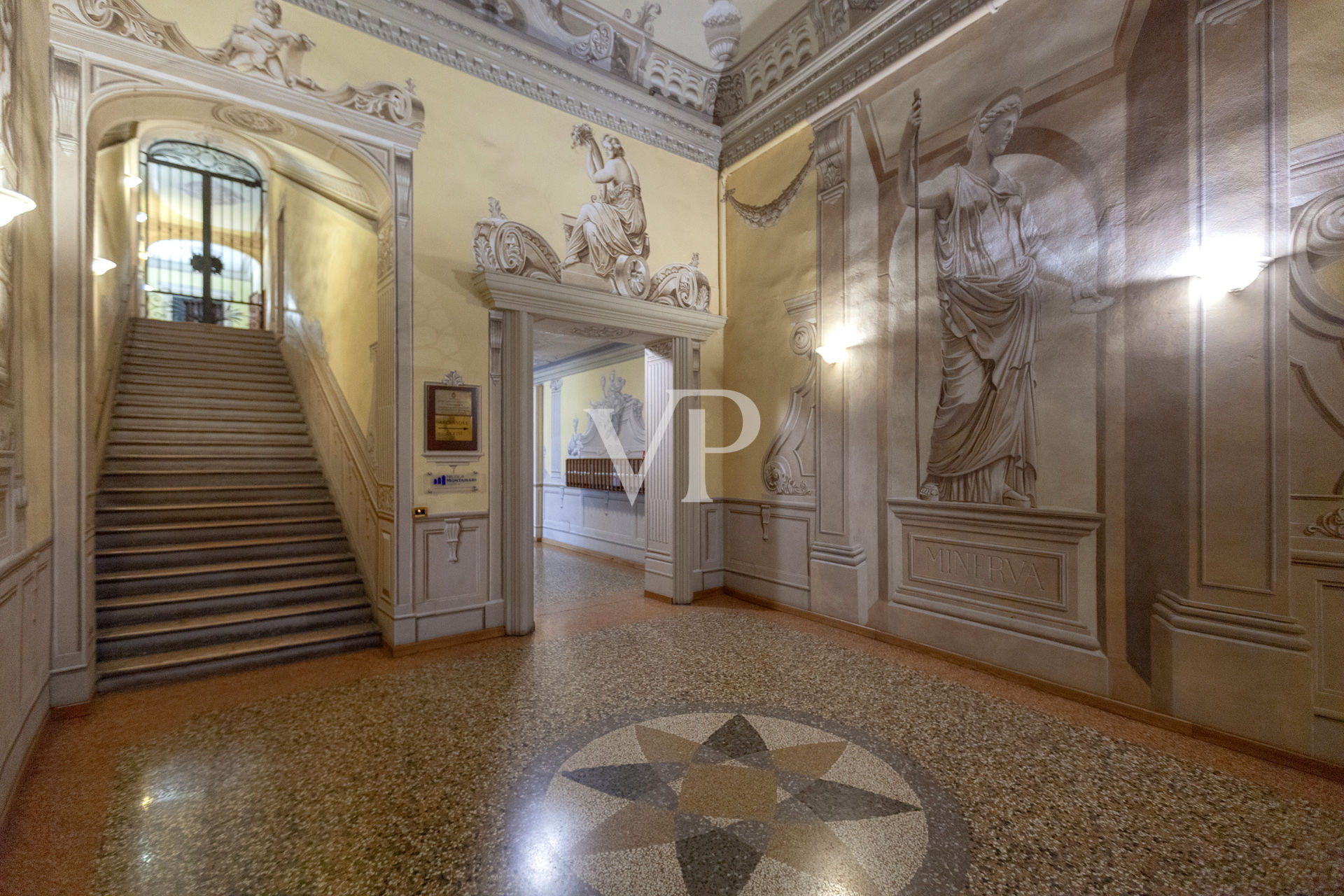 Merveilleux grenier dans un bâtiment historique au centre de Bologne