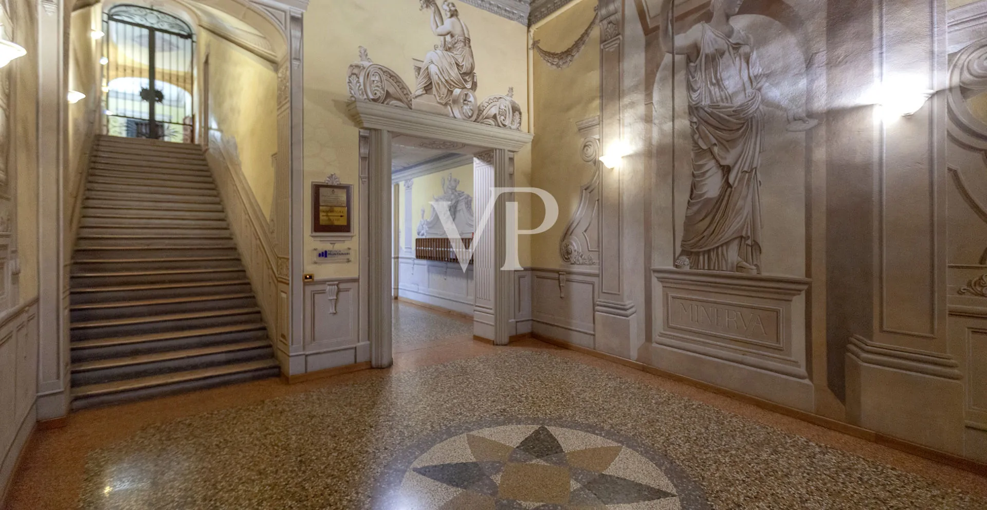 Wunderschöne Mansarde in historischem Gebäude im Zentrum von Bologna
