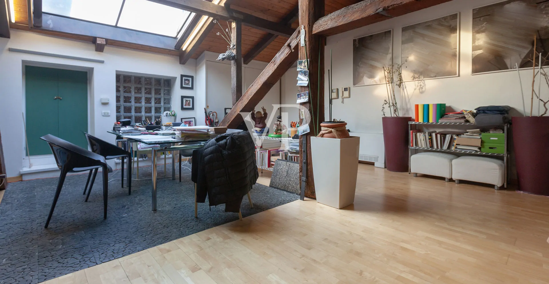 Wunderschöne Mansarde in historischem Gebäude im Zentrum von Bologna