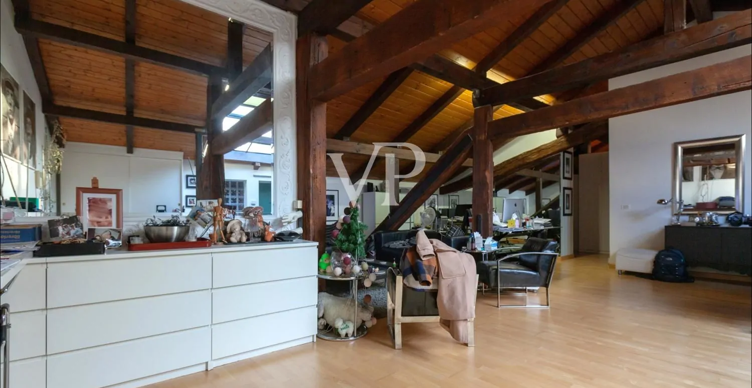 Wunderschöne Mansarde in historischem Gebäude im Zentrum von Bologna