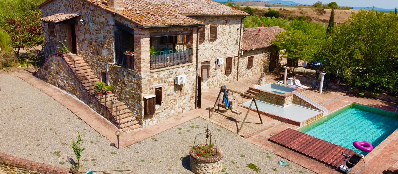 Splendido casale con piscina immerso nella Maremma toscana