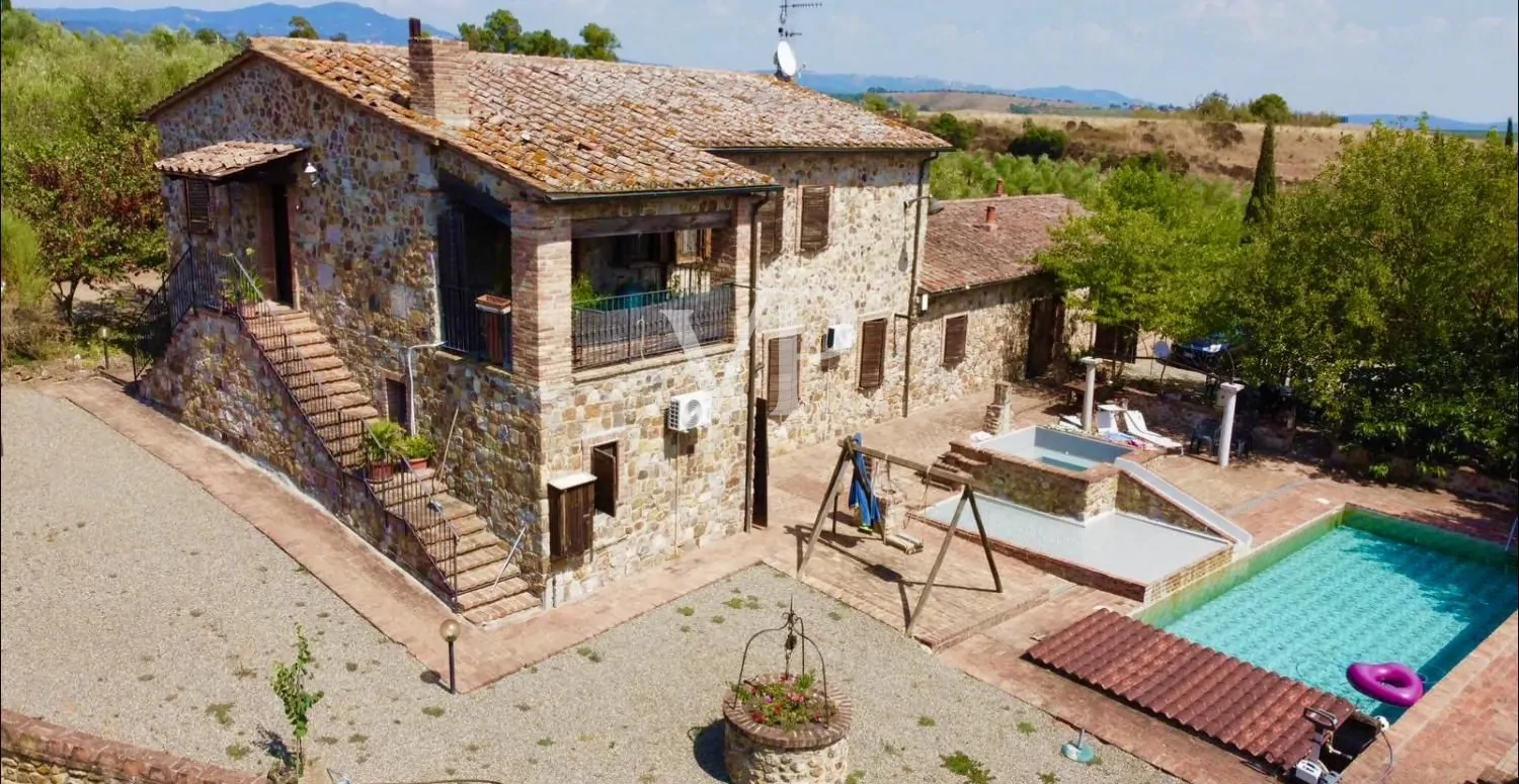 Splendido casale con piscina immerso nella Maremma toscana