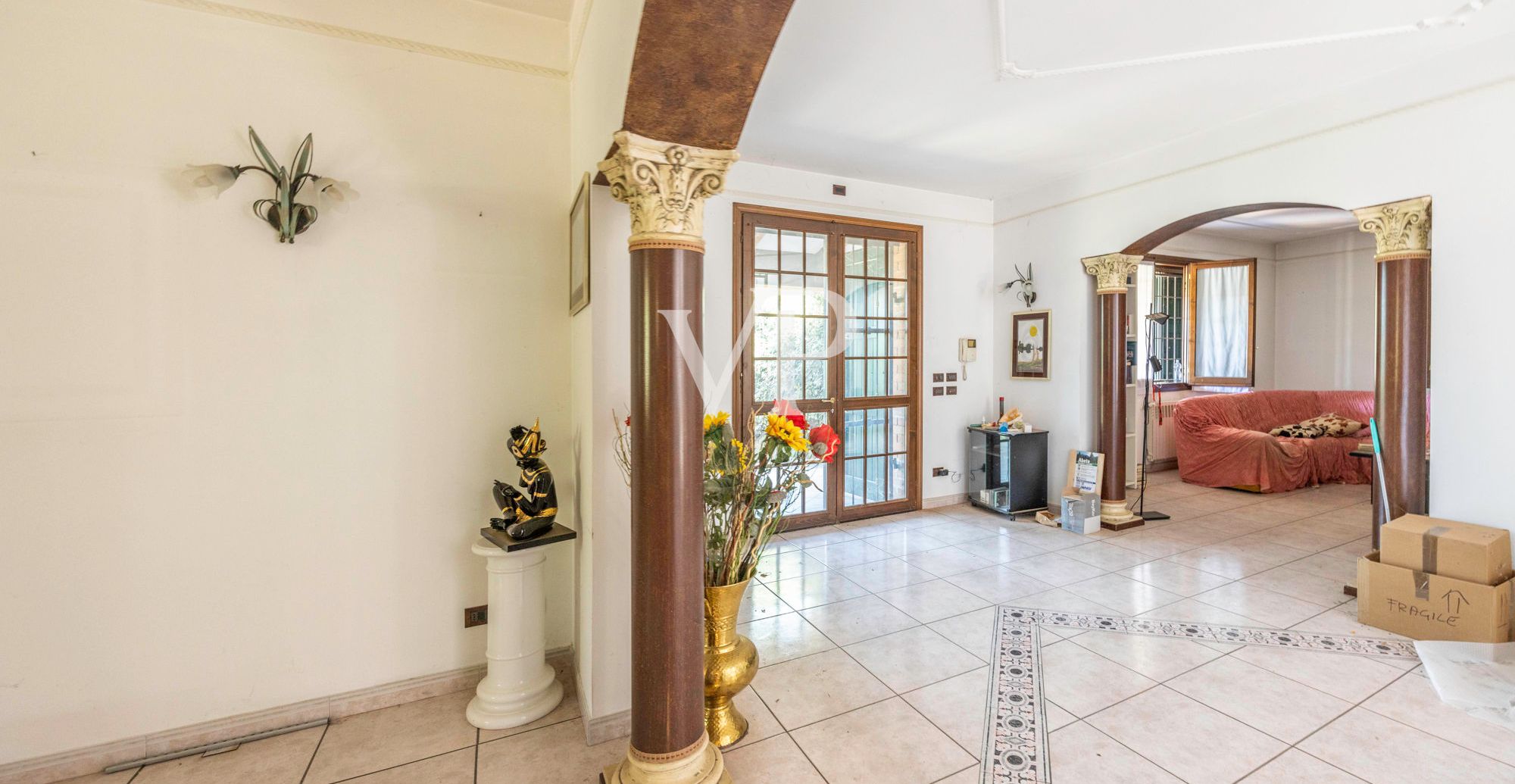 Neu gebaute freistehende Villa