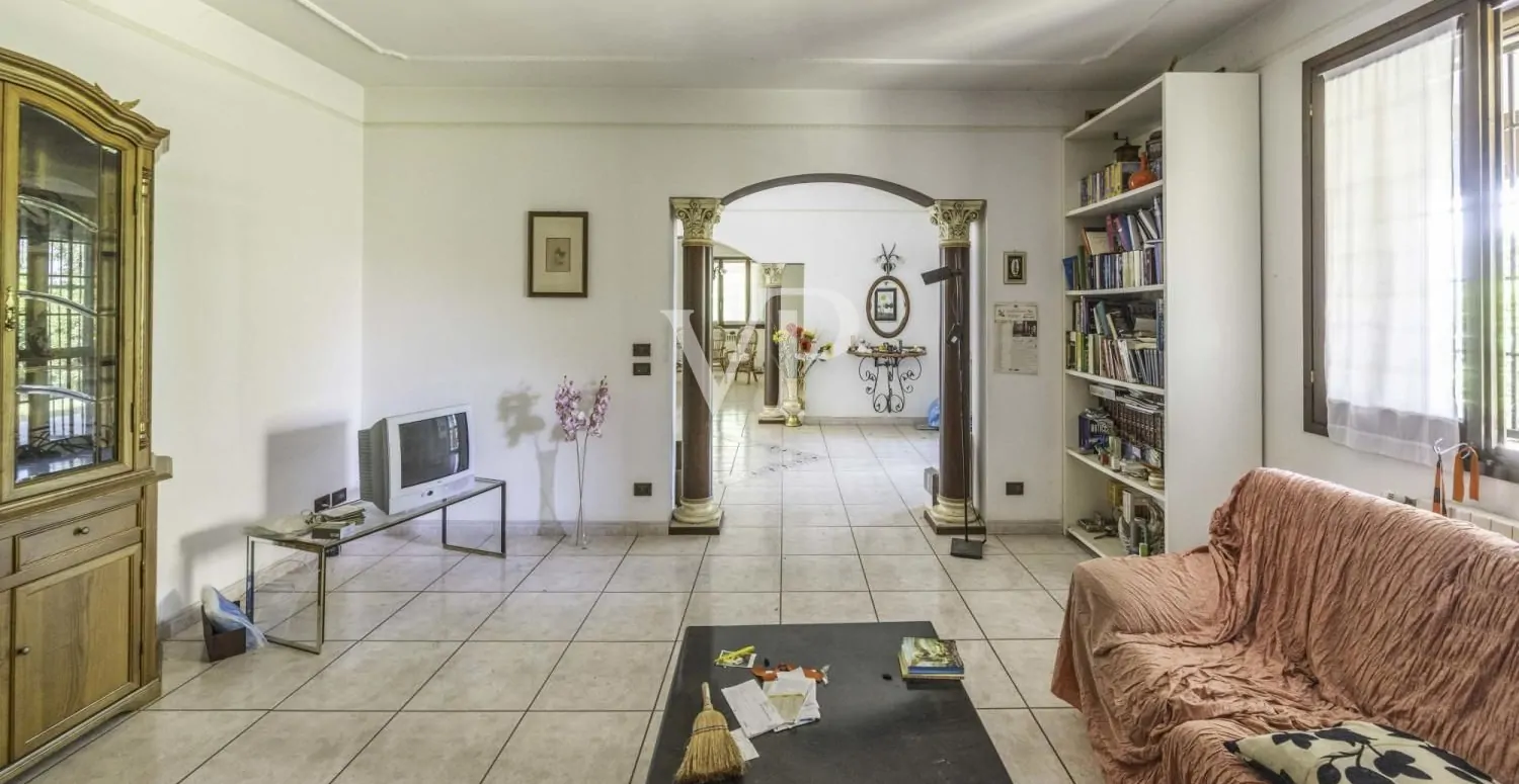 Neu gebaute freistehende Villa