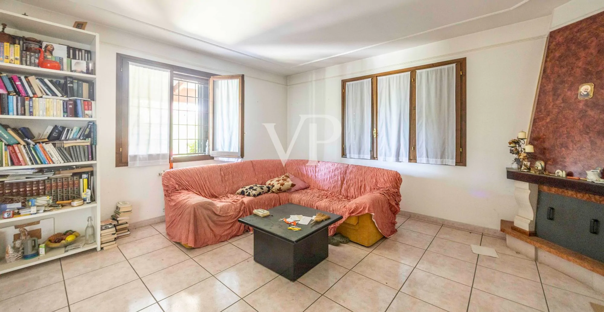 Neu gebaute freistehende Villa