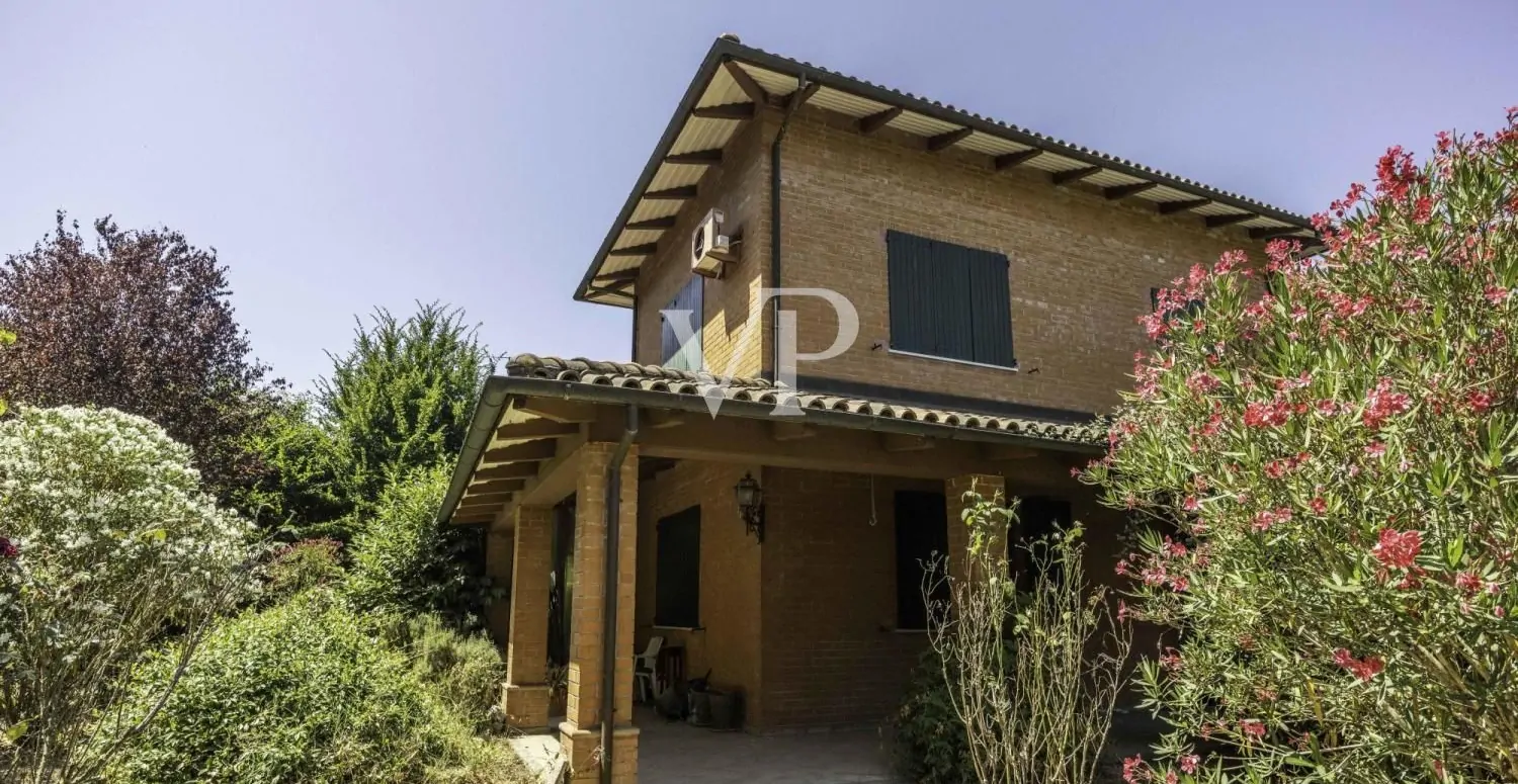 Neu gebaute freistehende Villa