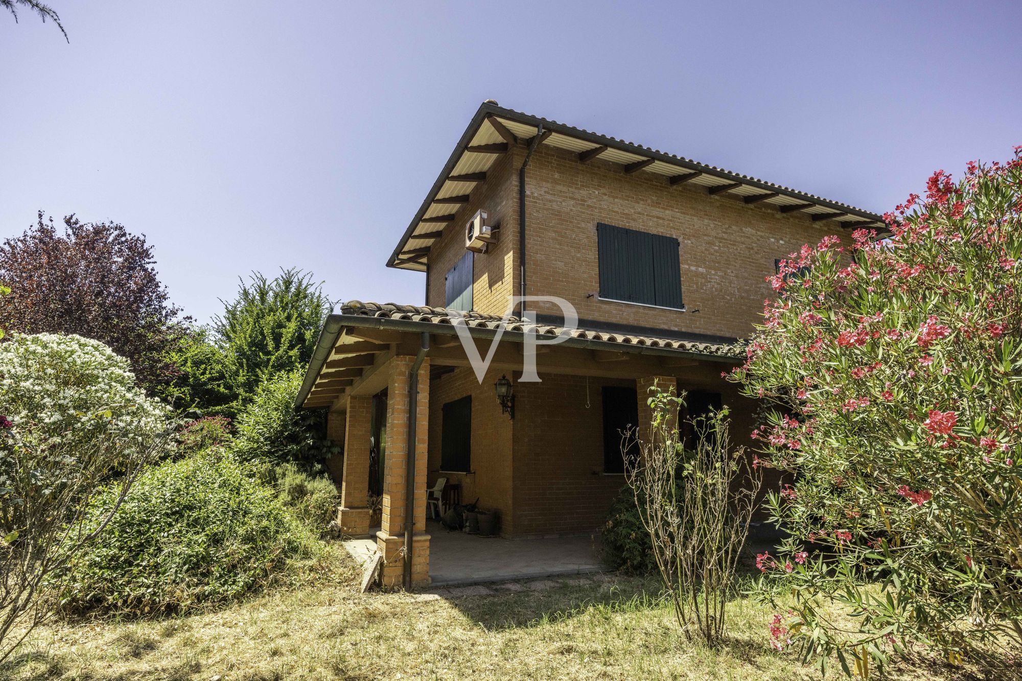 Detached detached villa of recent construction