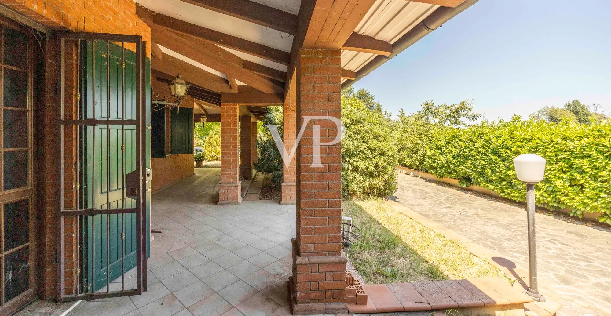 Neu gebaute freistehende Villa