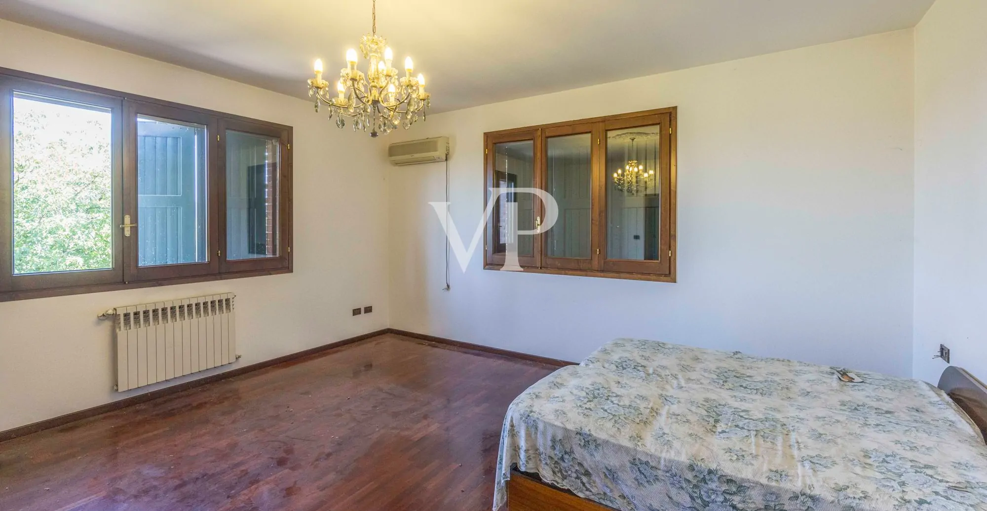 Neu gebaute freistehende Villa