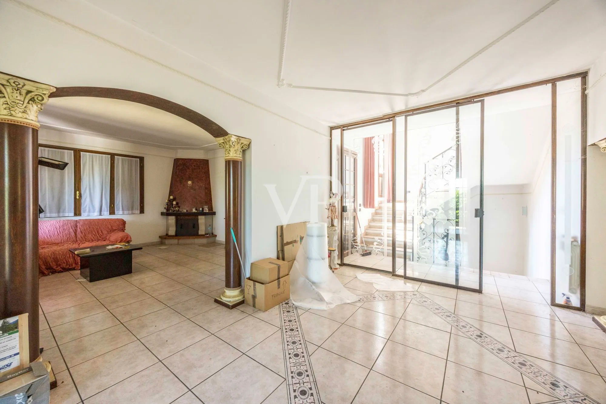 Neu gebaute freistehende Villa