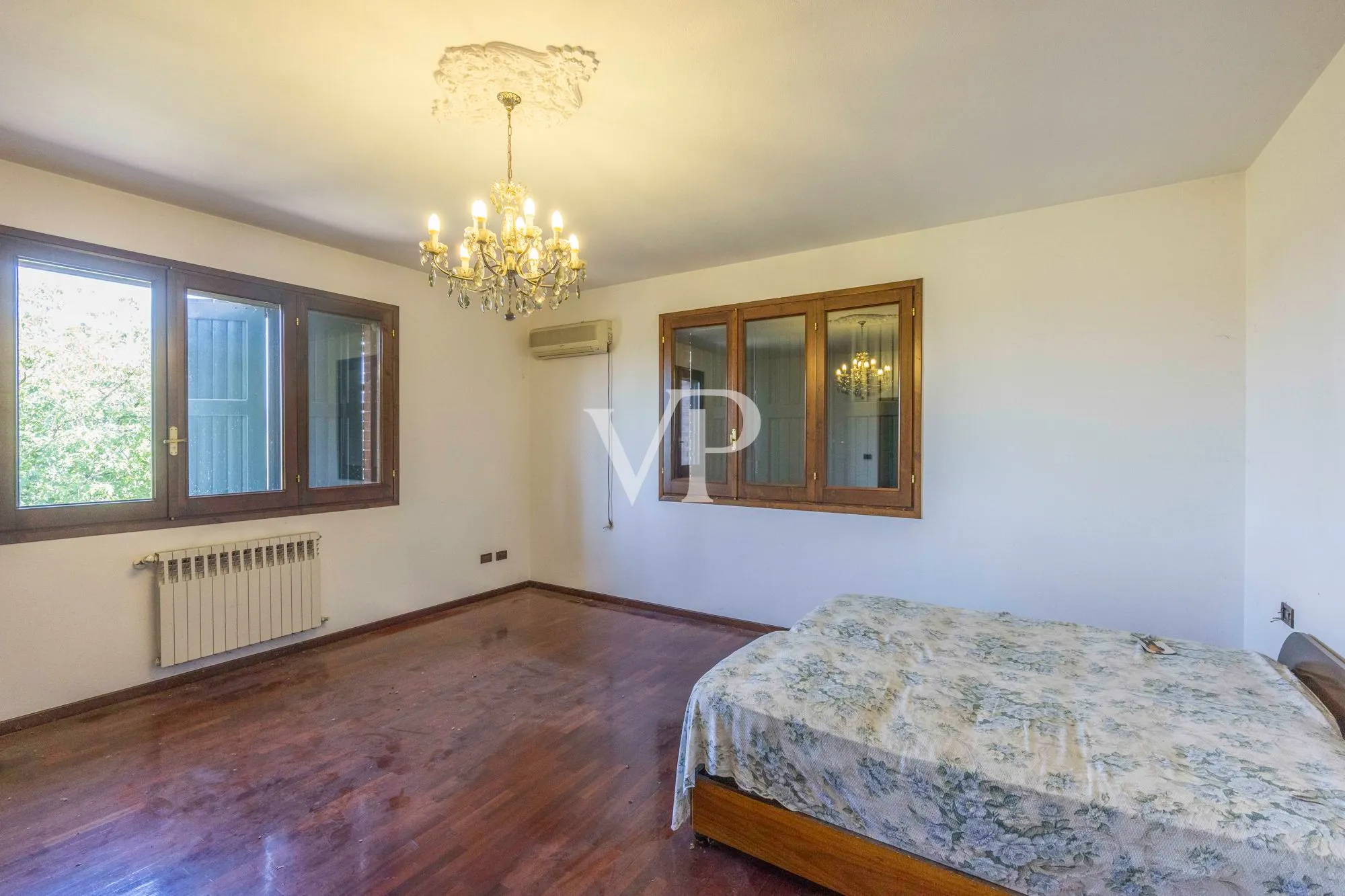 Neu gebaute freistehende Villa