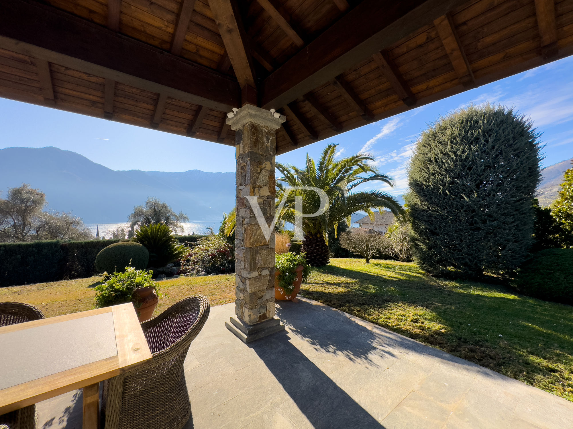 Esclusiva villa con piscina e vista panoramica sul lago