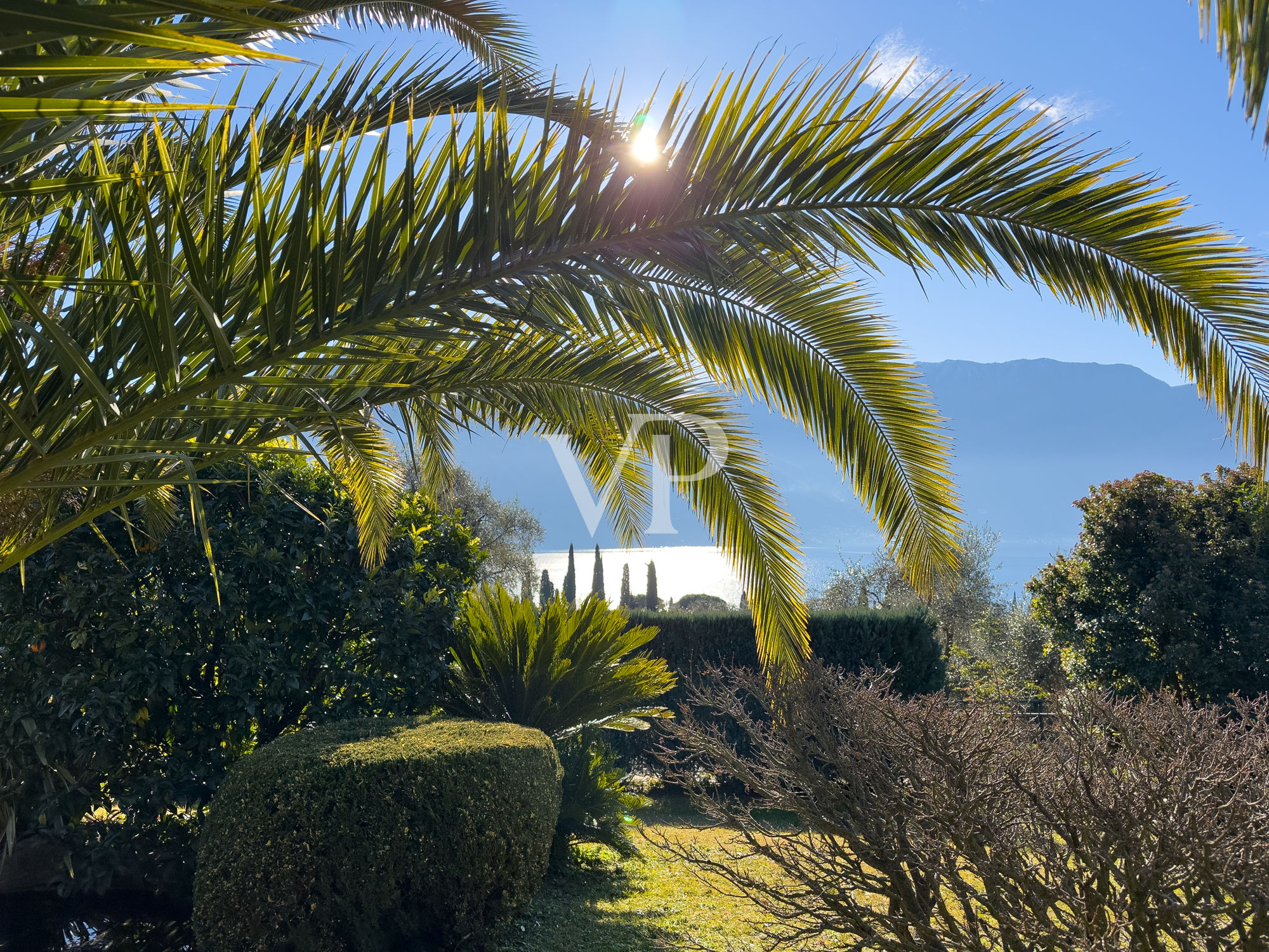 Esclusiva villa con piscina e vista panoramica sul lago