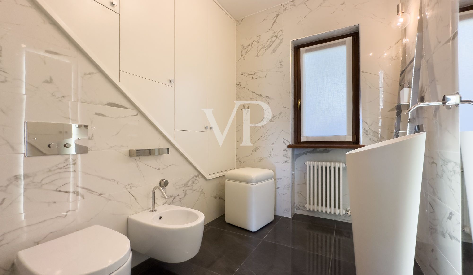 Esclusiva villa con piscina e vista panoramica sul lago