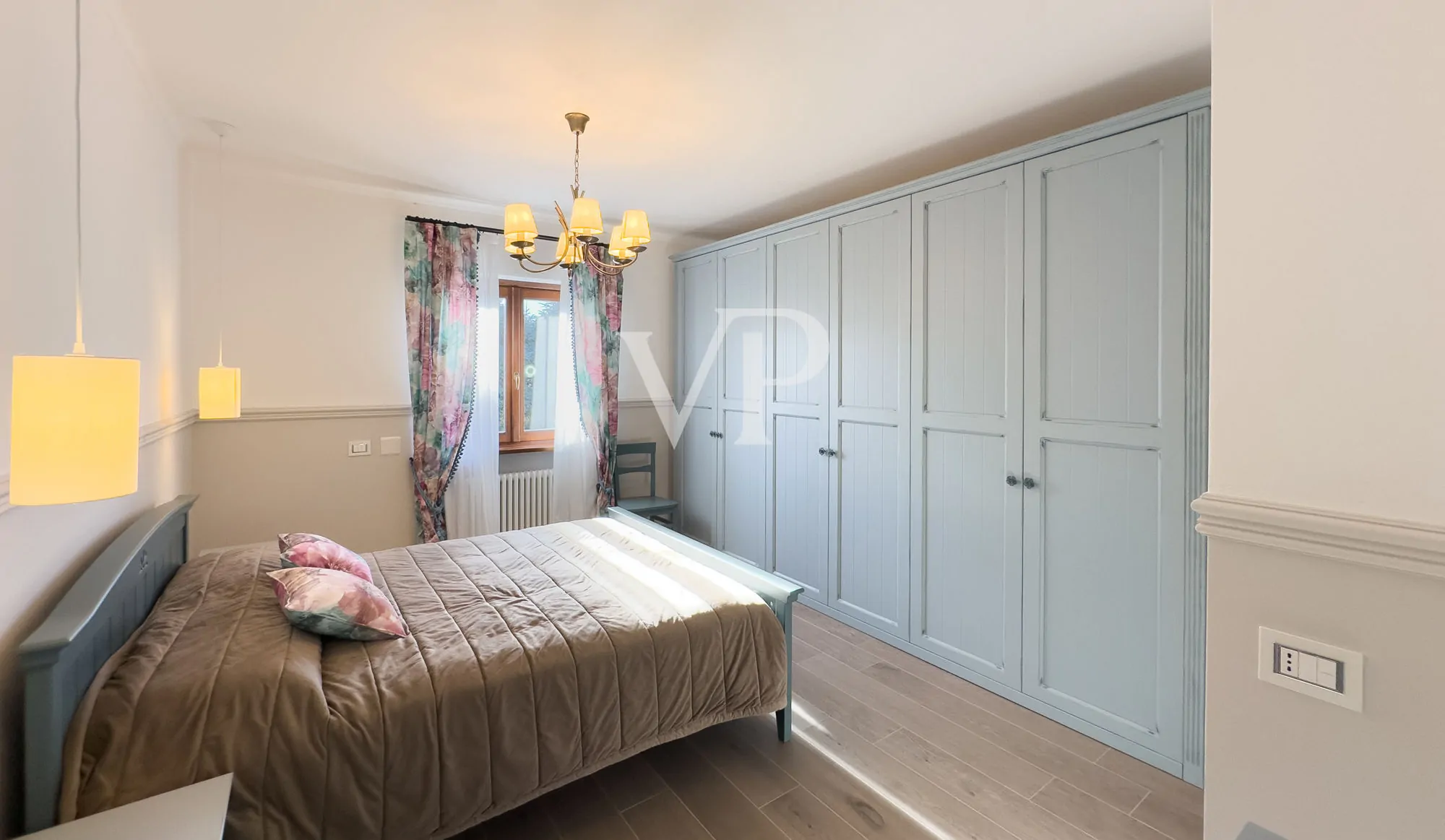 Exklusive Villa mit Schwimmbad und Panoramablick auf den See