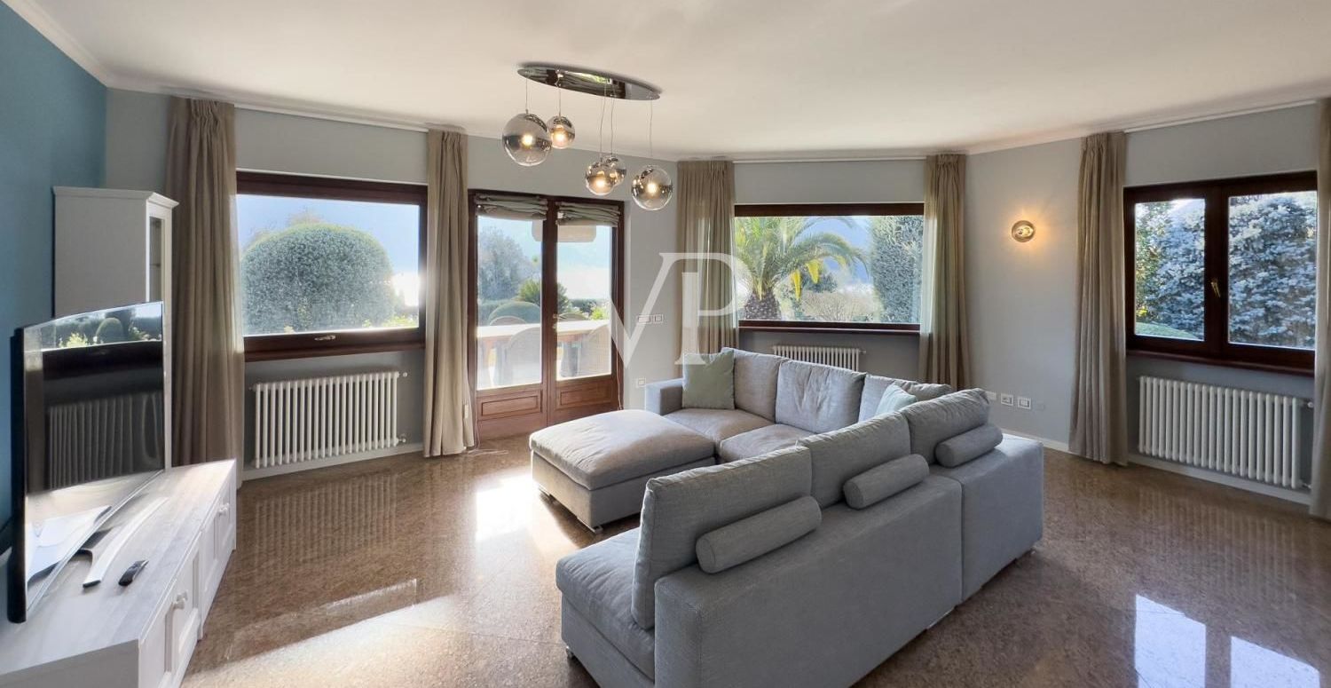 Esclusiva villa con piscina e vista panoramica sul lago
