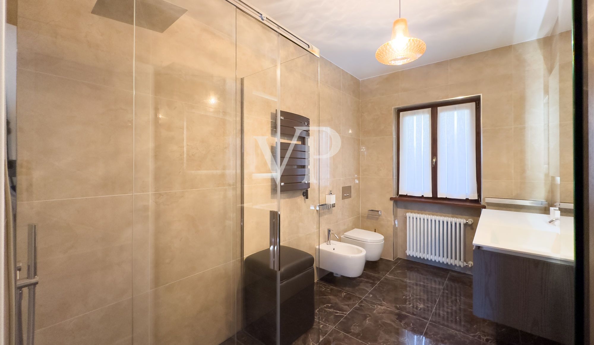Esclusiva villa con piscina e vista panoramica sul lago