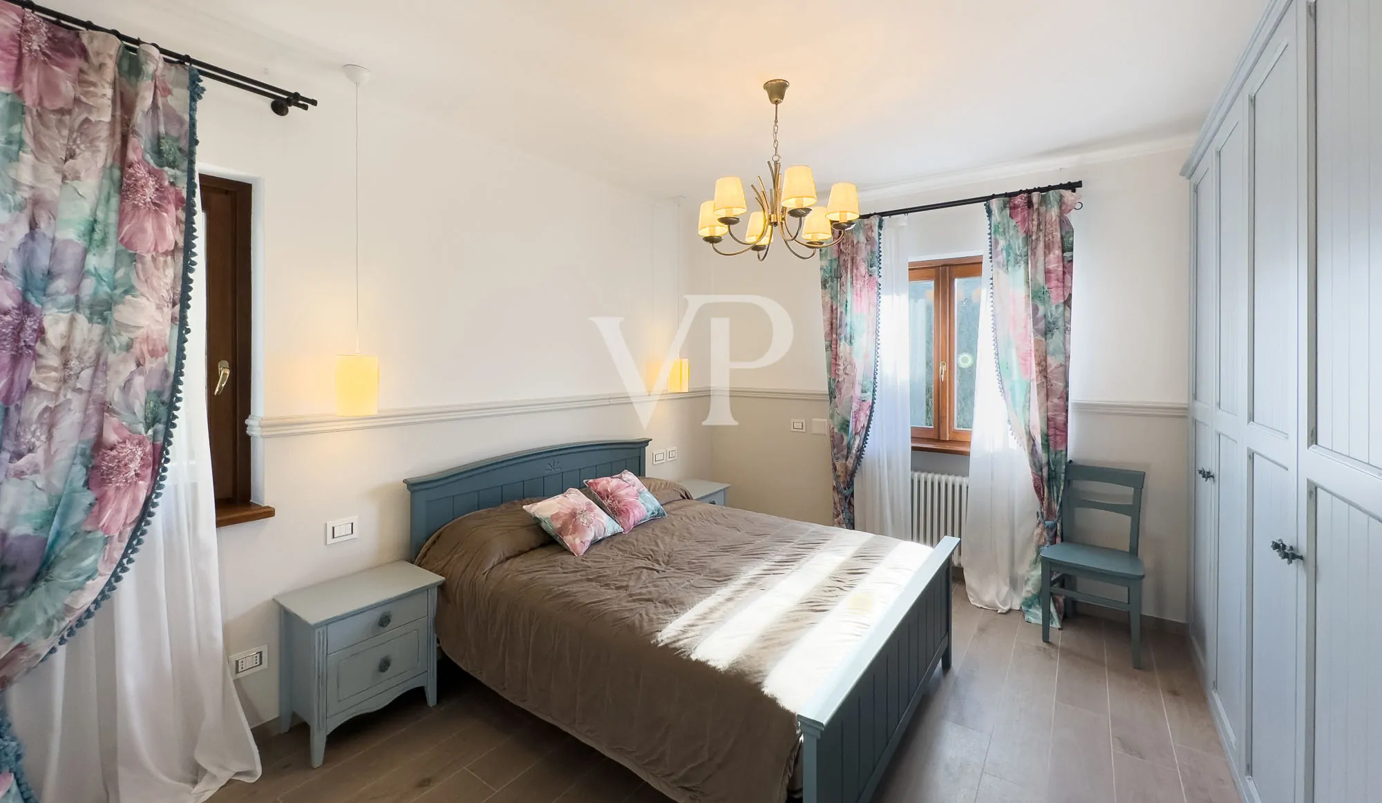 Exklusive Villa mit Schwimmbad und Panoramablick auf den See