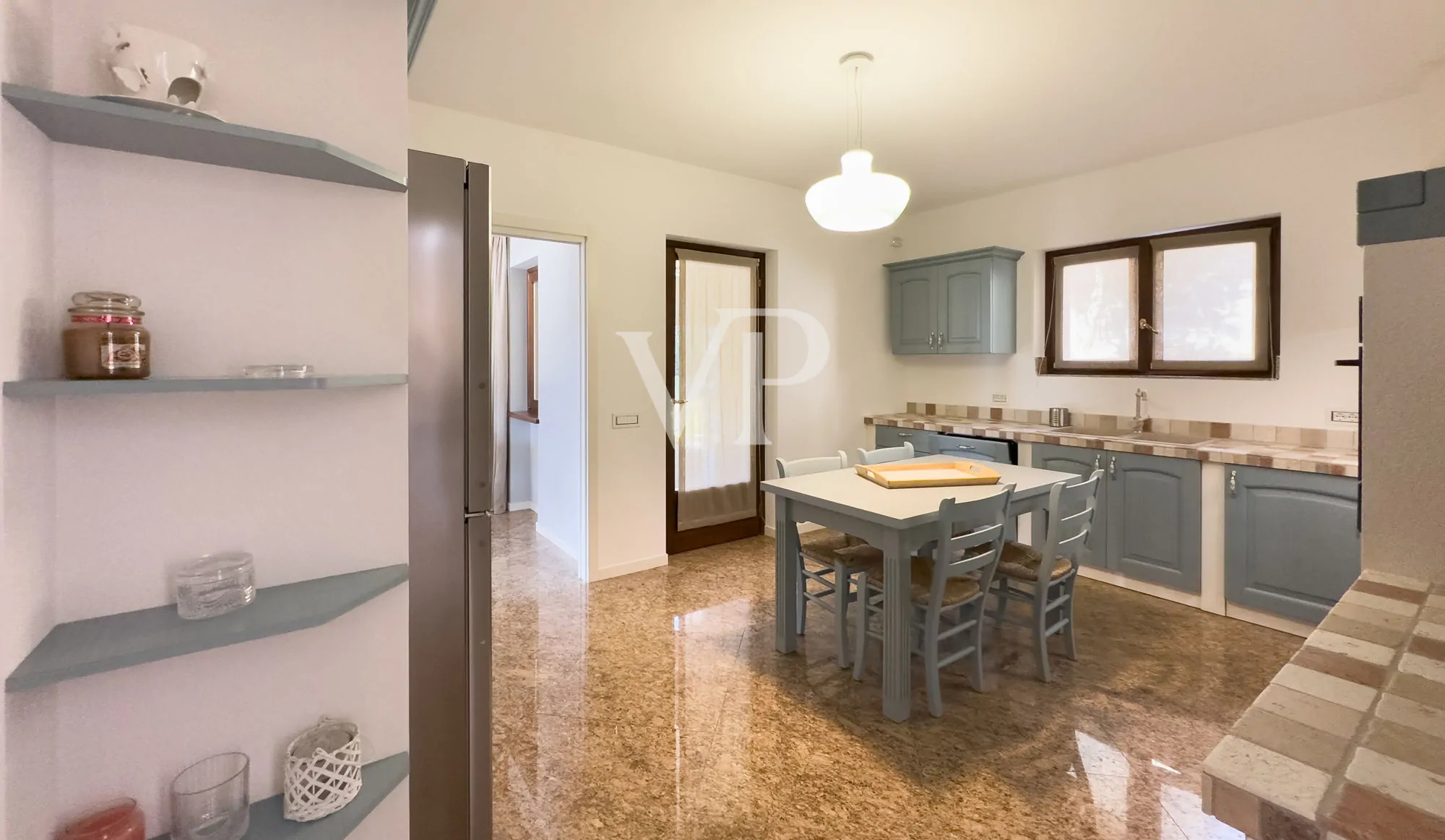 Exklusive Villa mit Schwimmbad und Panoramablick auf den See