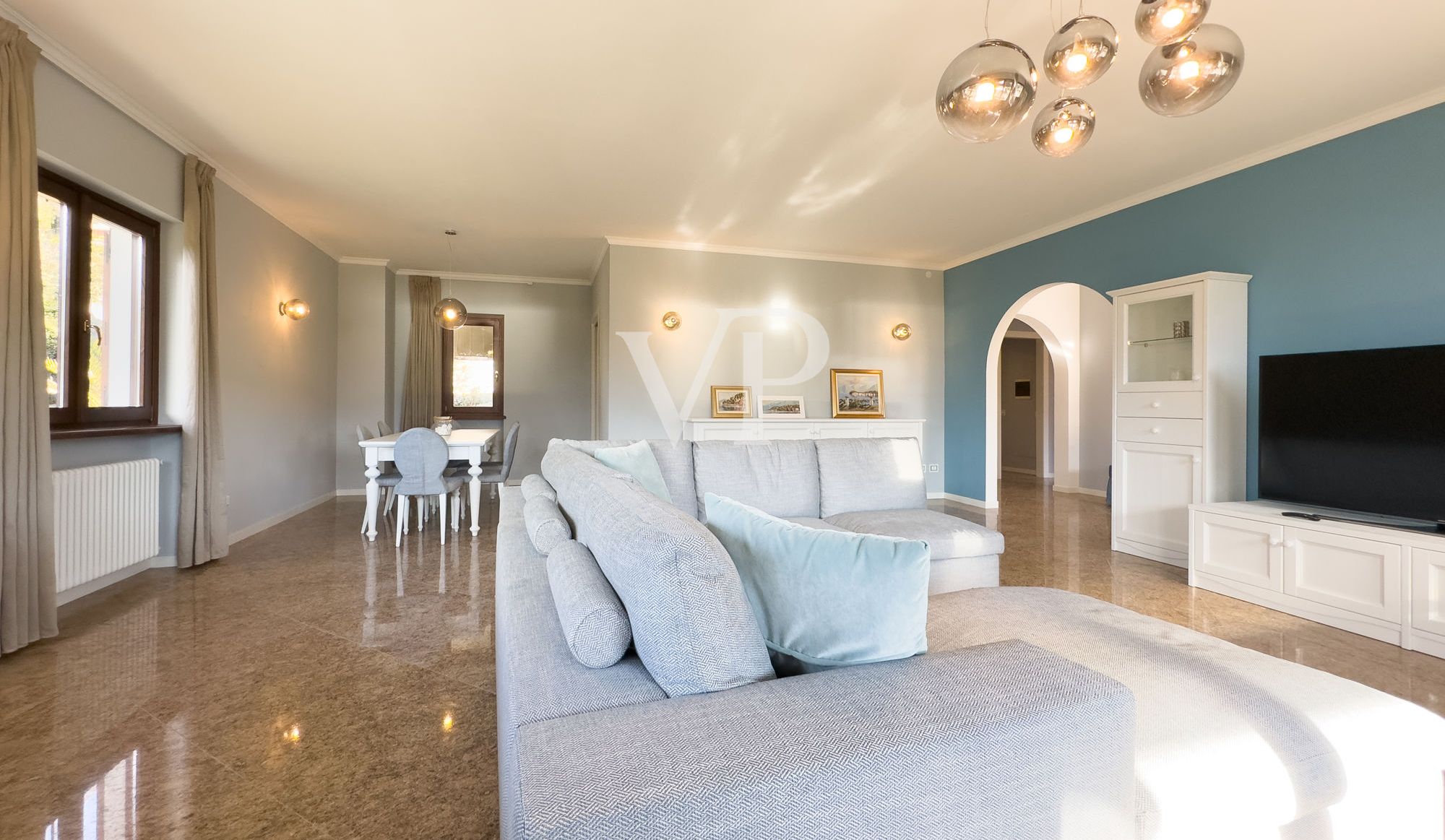 Esclusiva villa con piscina e vista panoramica sul lago