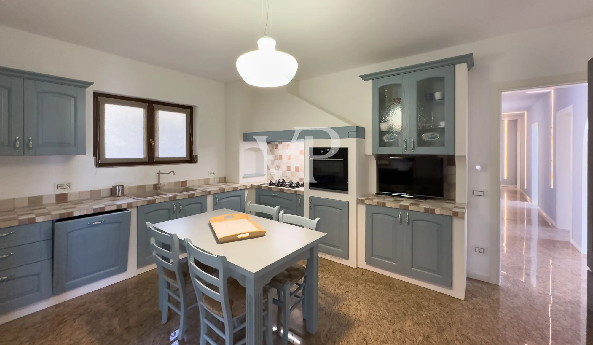 Exklusive Villa mit Schwimmbad und Panoramablick auf den See