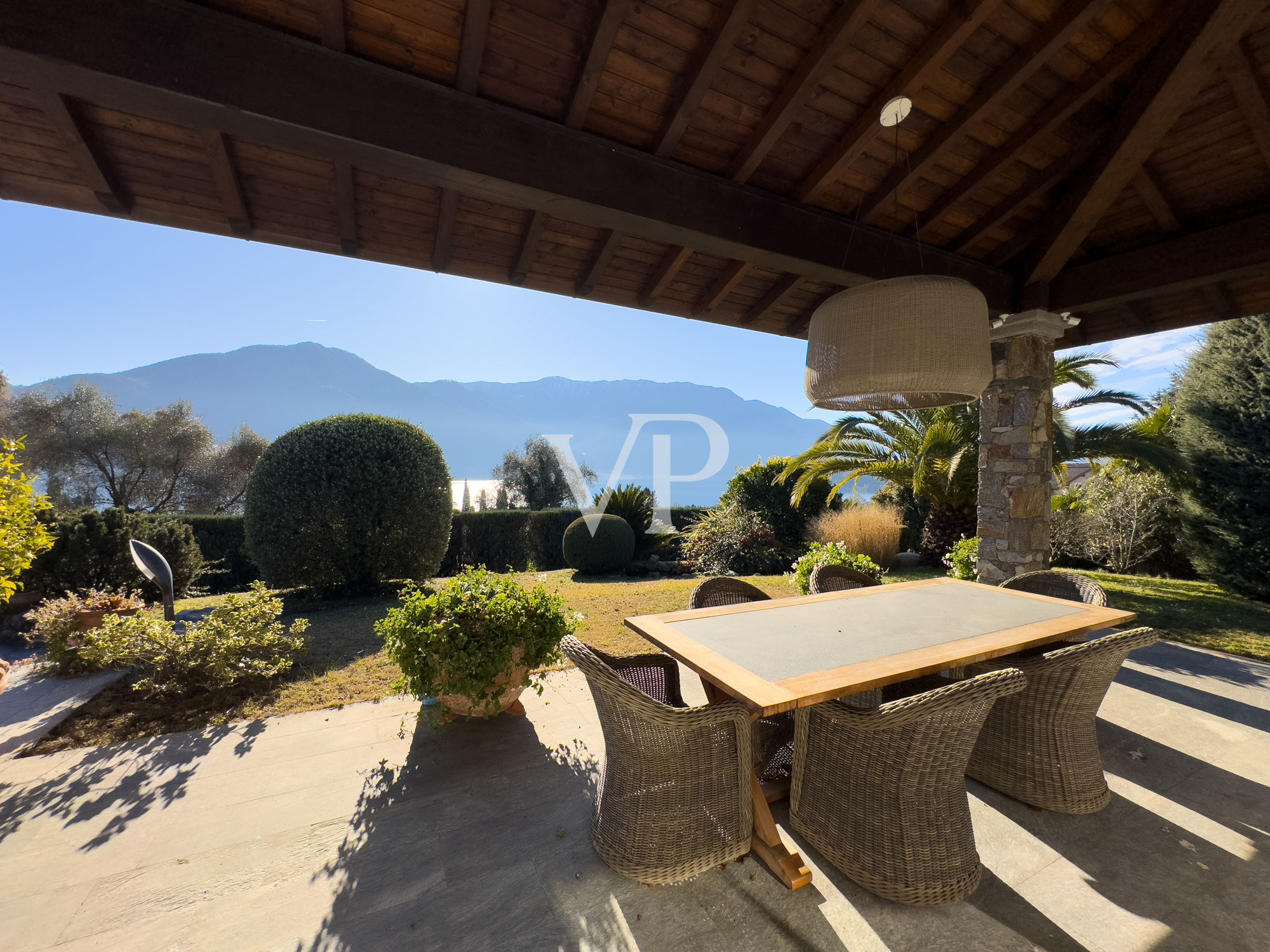 Esclusiva villa con piscina e vista panoramica sul lago