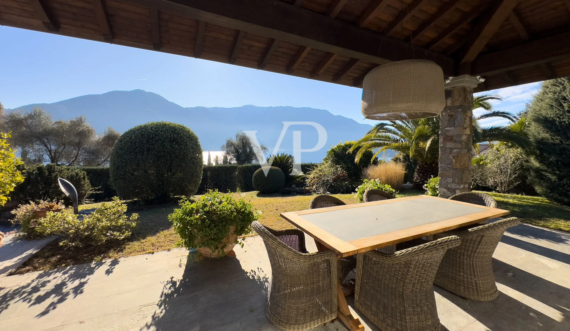 Exklusive Villa mit Schwimmbad und Panoramablick auf den See