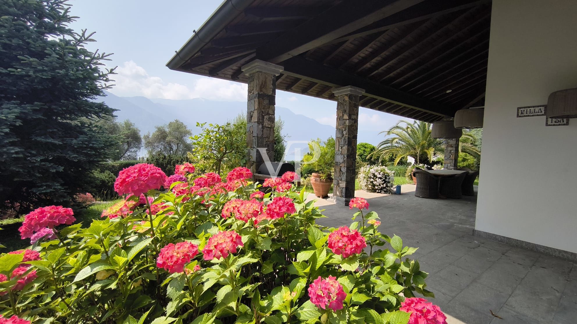 Exklusive Villa mit Schwimmbad und Panoramablick auf den See