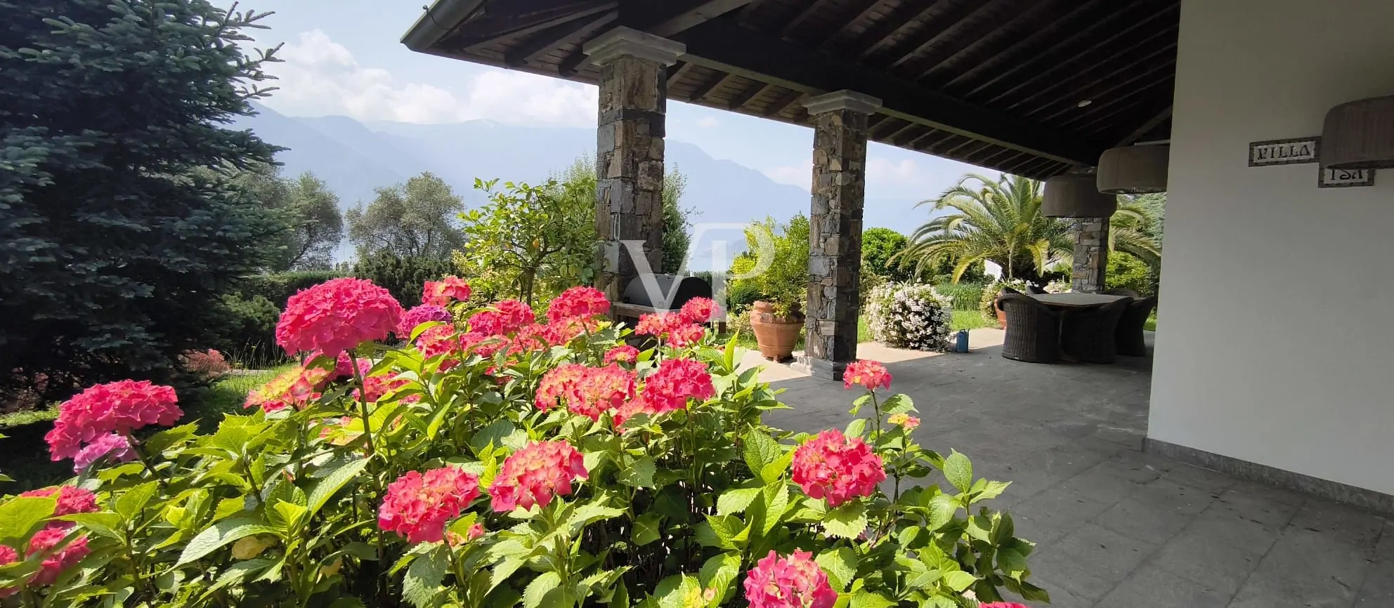 Exklusive Villa mit Schwimmbad und Panoramablick auf den See