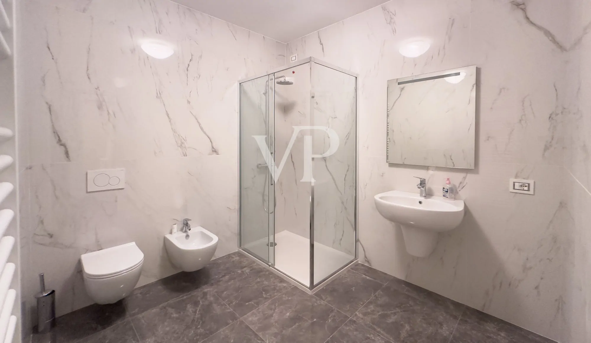 Exklusive Villa mit Schwimmbad und Panoramablick auf den See