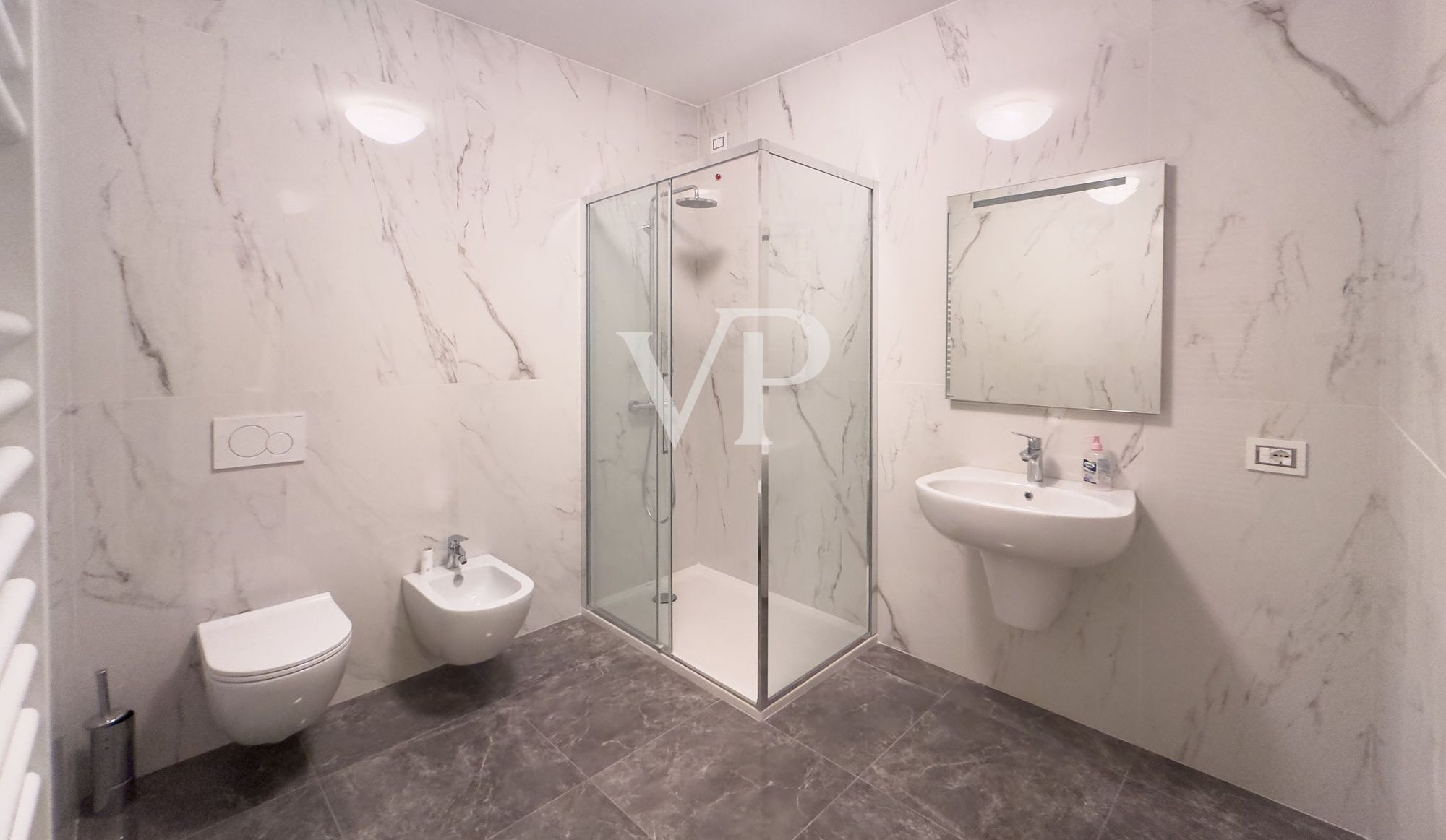 Esclusiva villa con piscina e vista panoramica sul lago