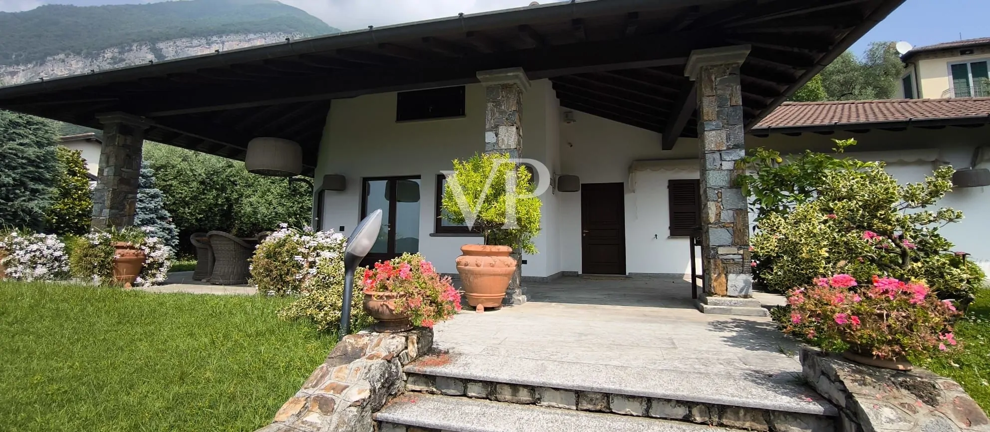 Exklusive Villa mit Schwimmbad und Panoramablick auf den See