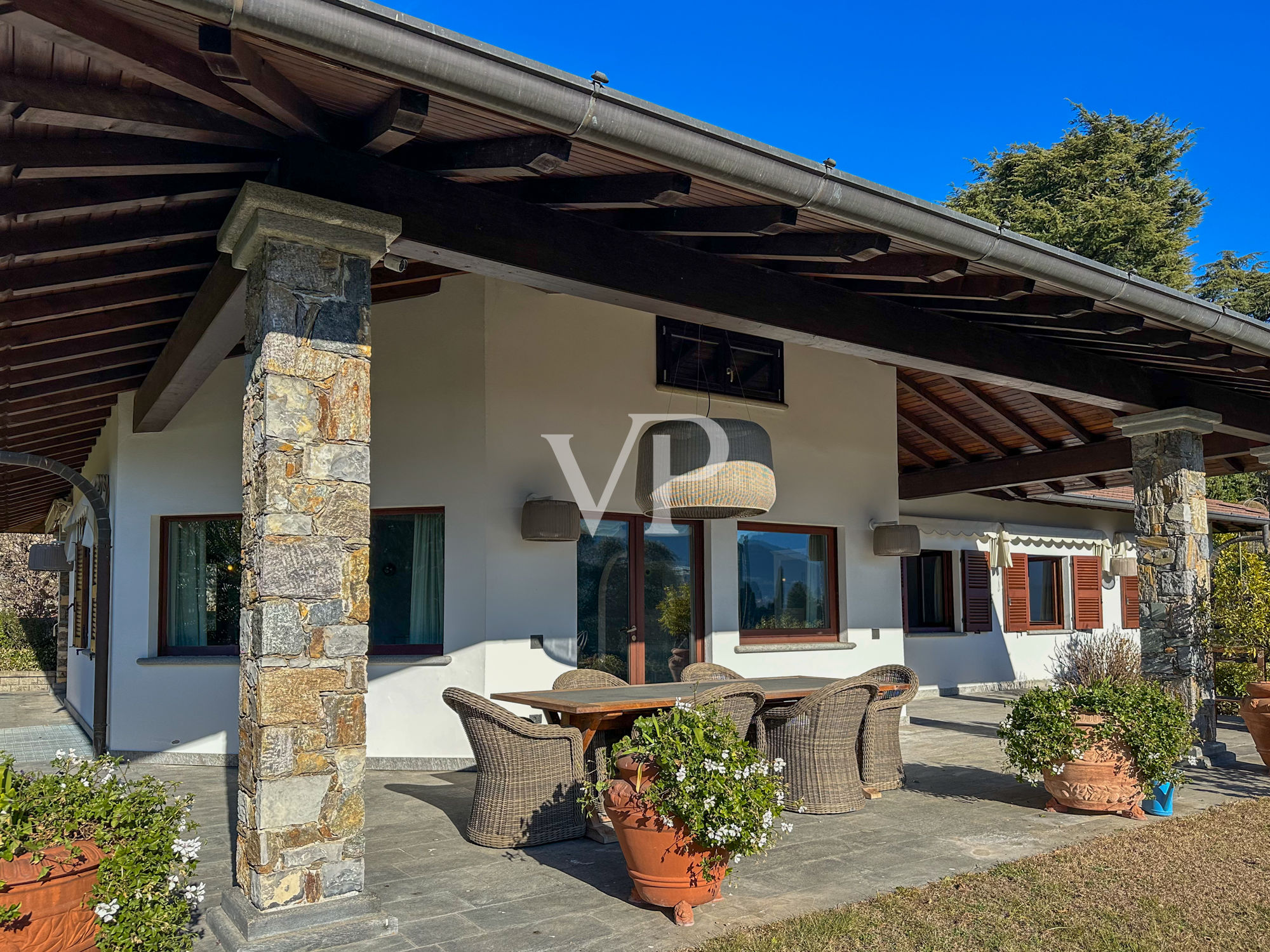 Esclusiva villa con piscina e vista panoramica sul lago