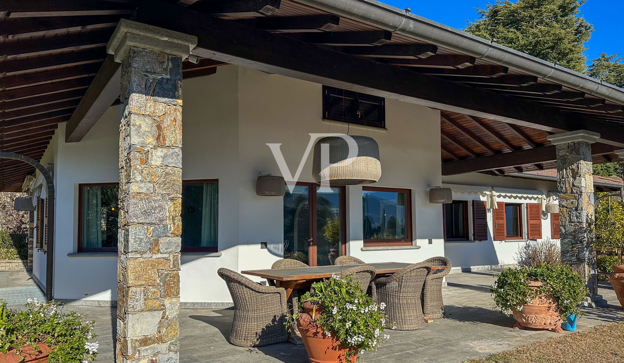 Esclusiva villa con piscina e vista panoramica sul lago