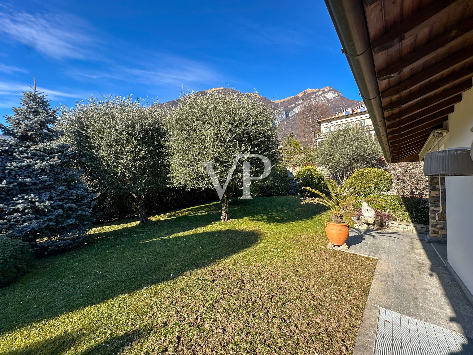 Esclusiva villa con piscina e vista panoramica sul lago