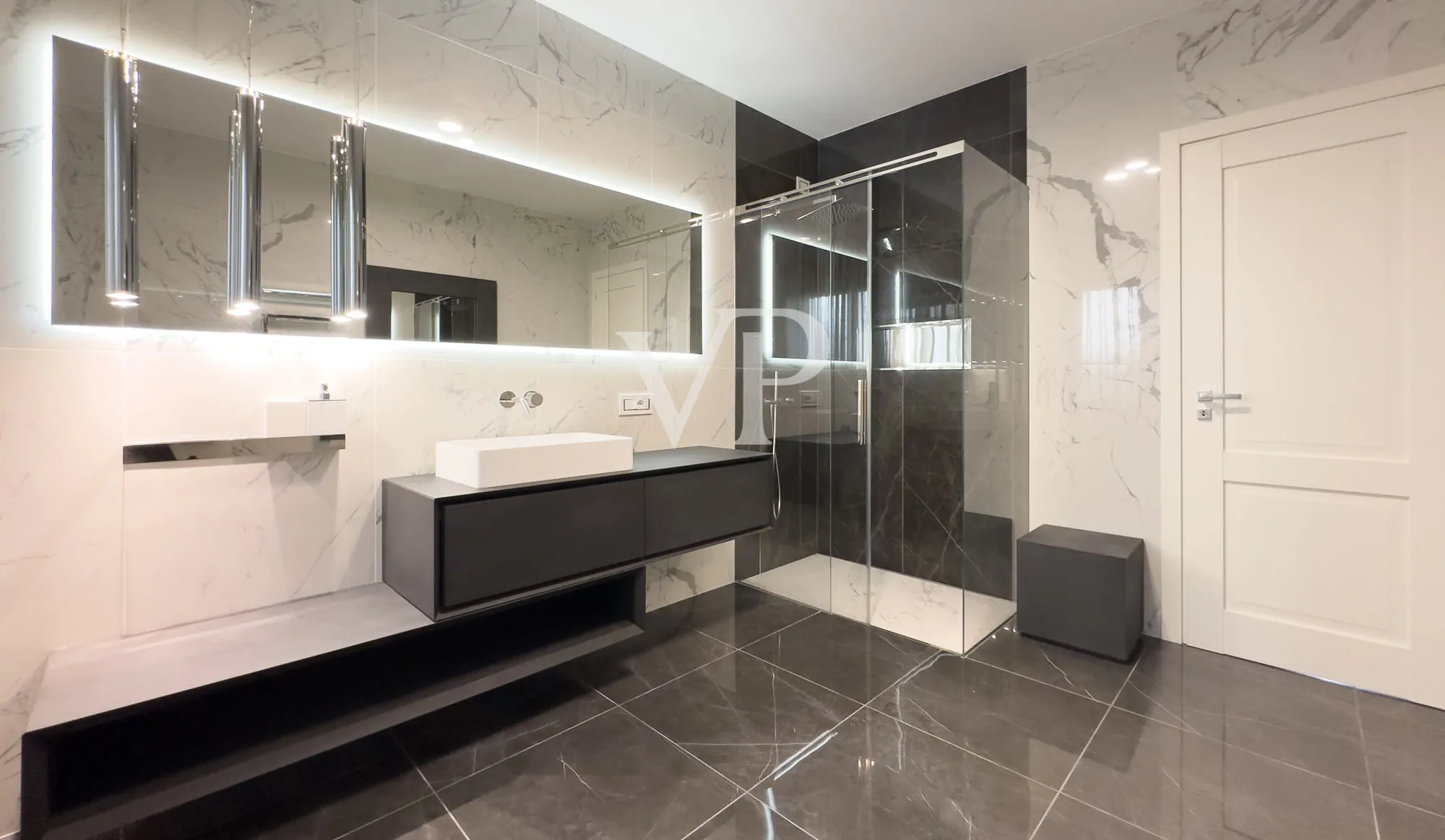 Exklusive Villa mit Schwimmbad und Panoramablick auf den See