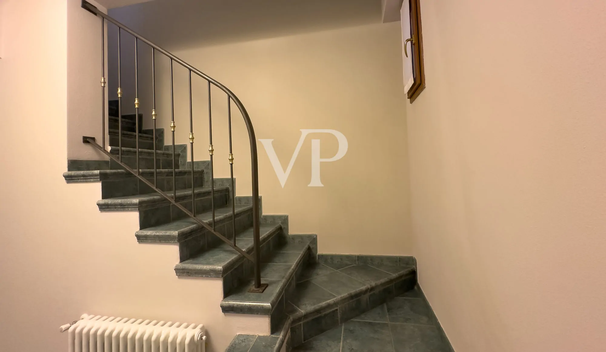 Exklusive Villa mit Schwimmbad und Panoramablick auf den See