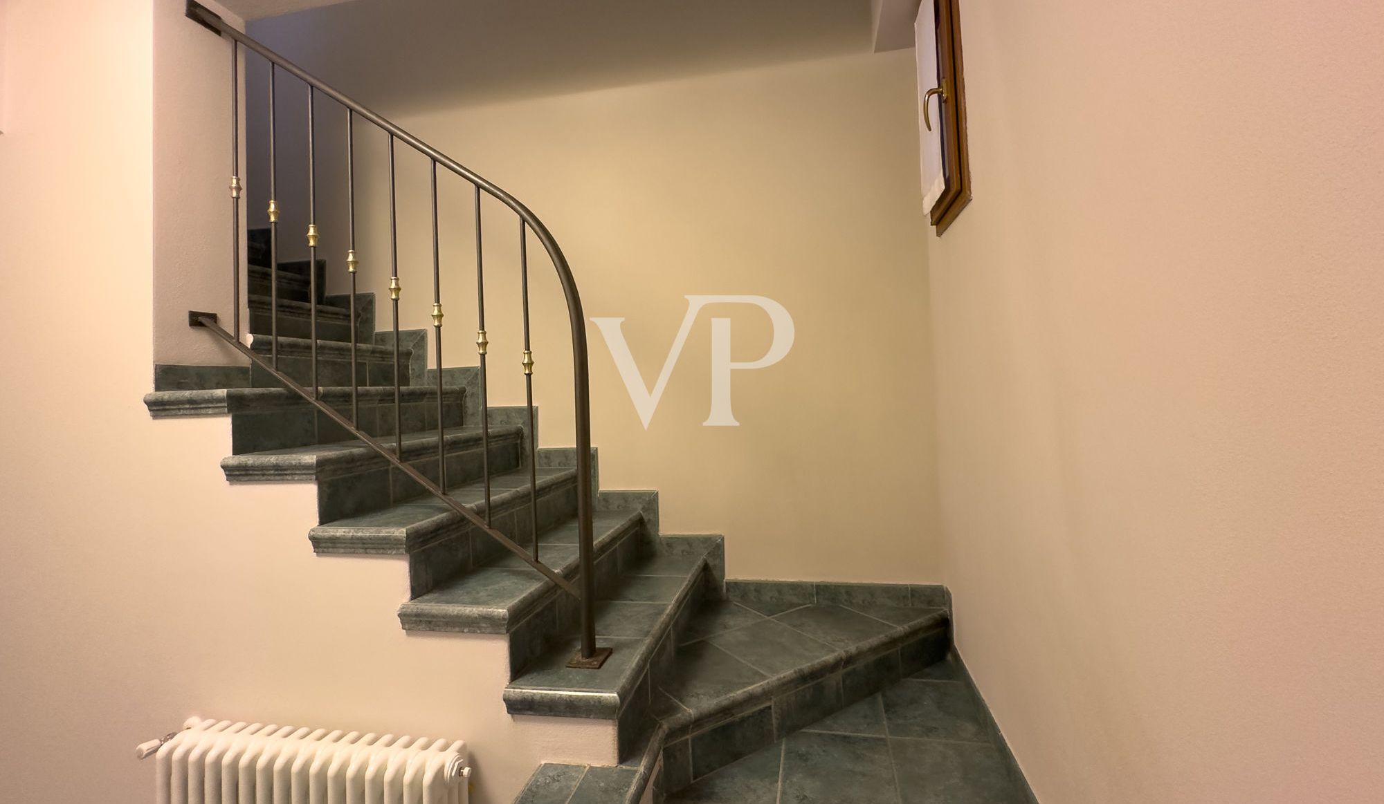 Esclusiva villa con piscina e vista panoramica sul lago