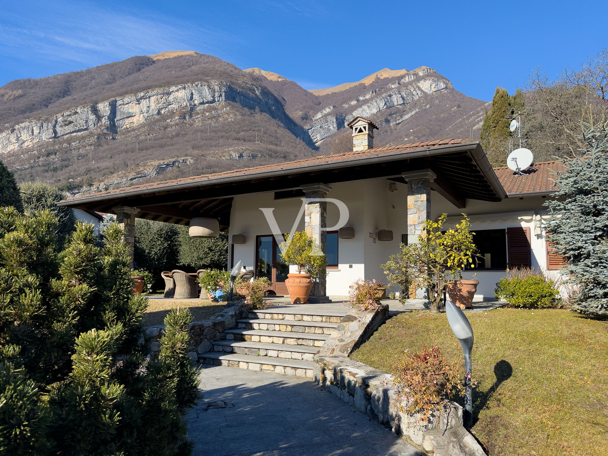 Villa exclusiva con piscina y vistas panorámicas al lago