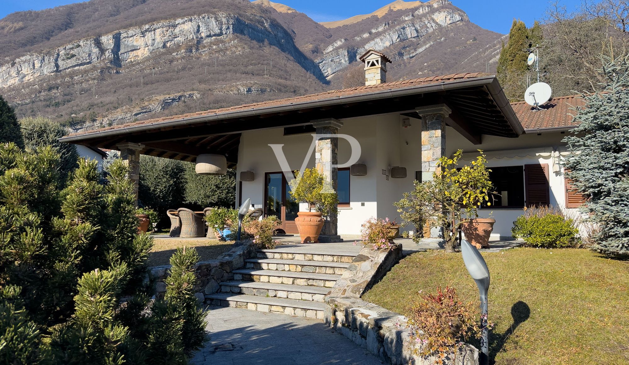 Esclusiva villa con piscina e vista panoramica sul lago