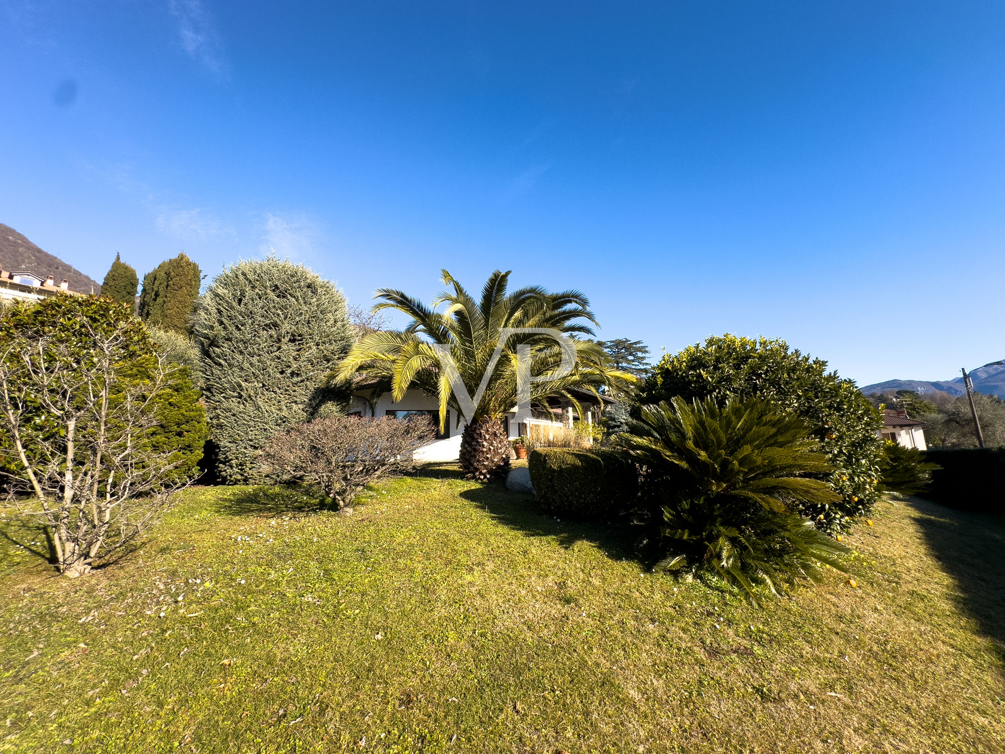 Villa exclusiva con piscina y vistas panorámicas al lago