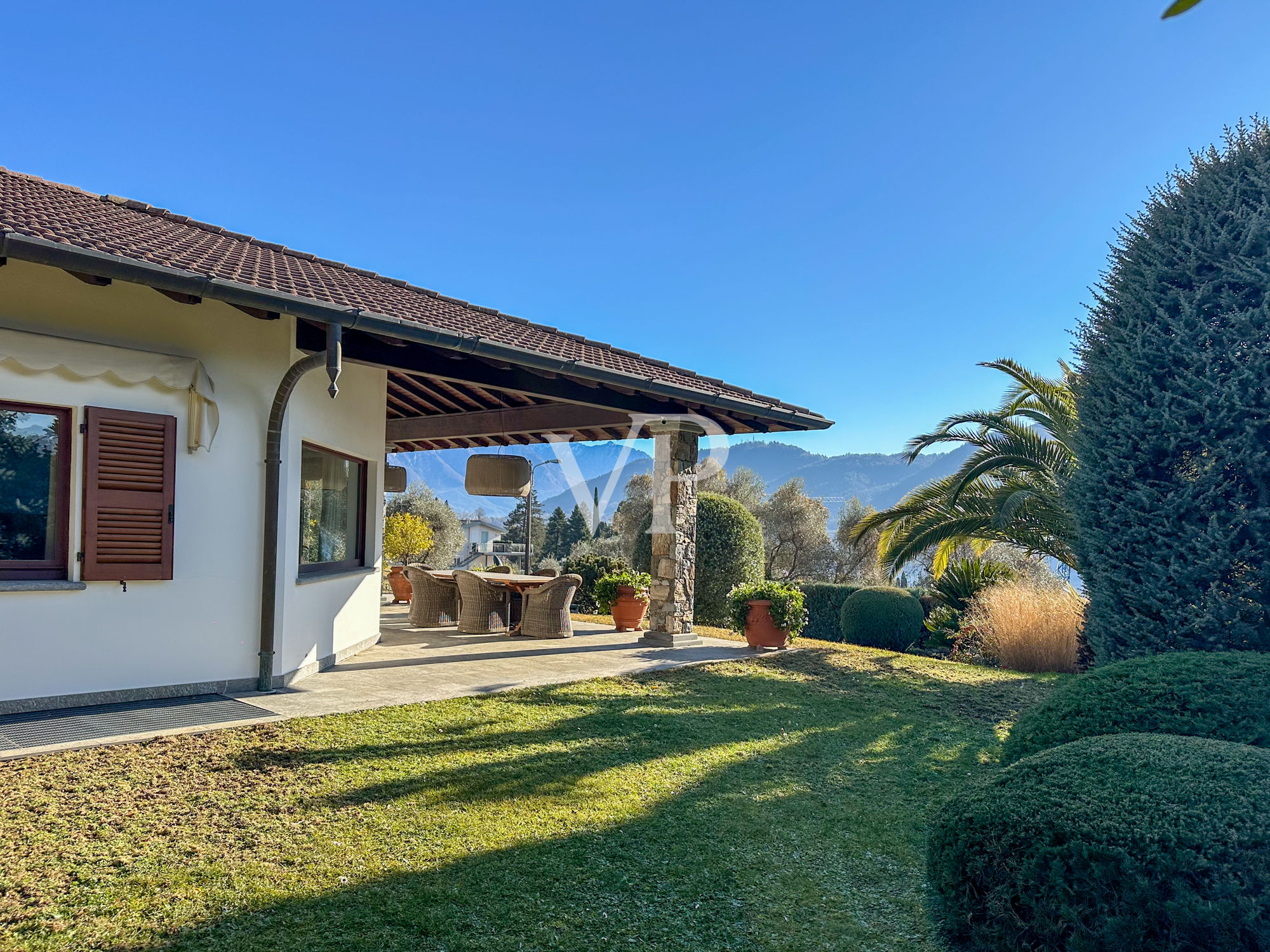 Villa exclusiva con piscina y vistas panorámicas al lago