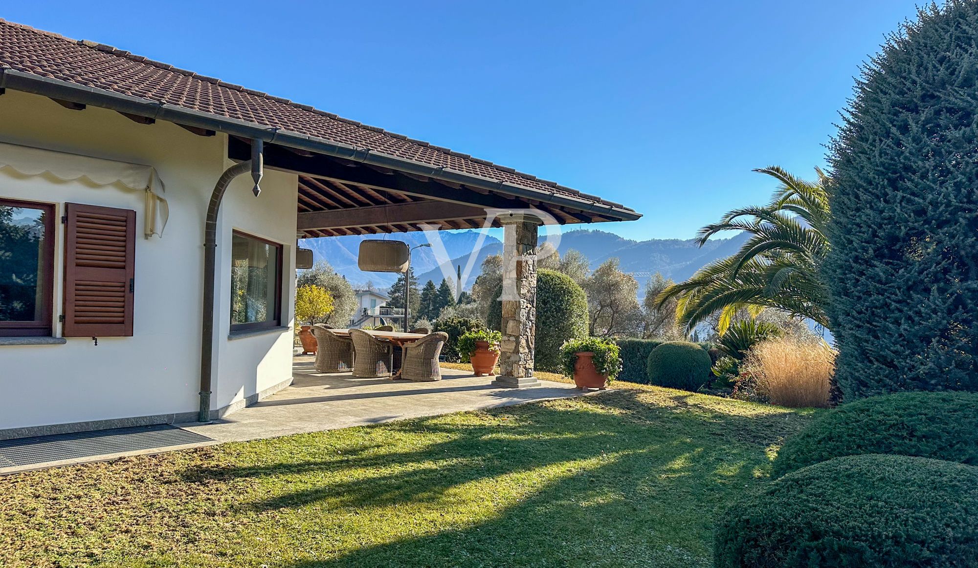 Esclusiva villa con piscina e vista panoramica sul lago