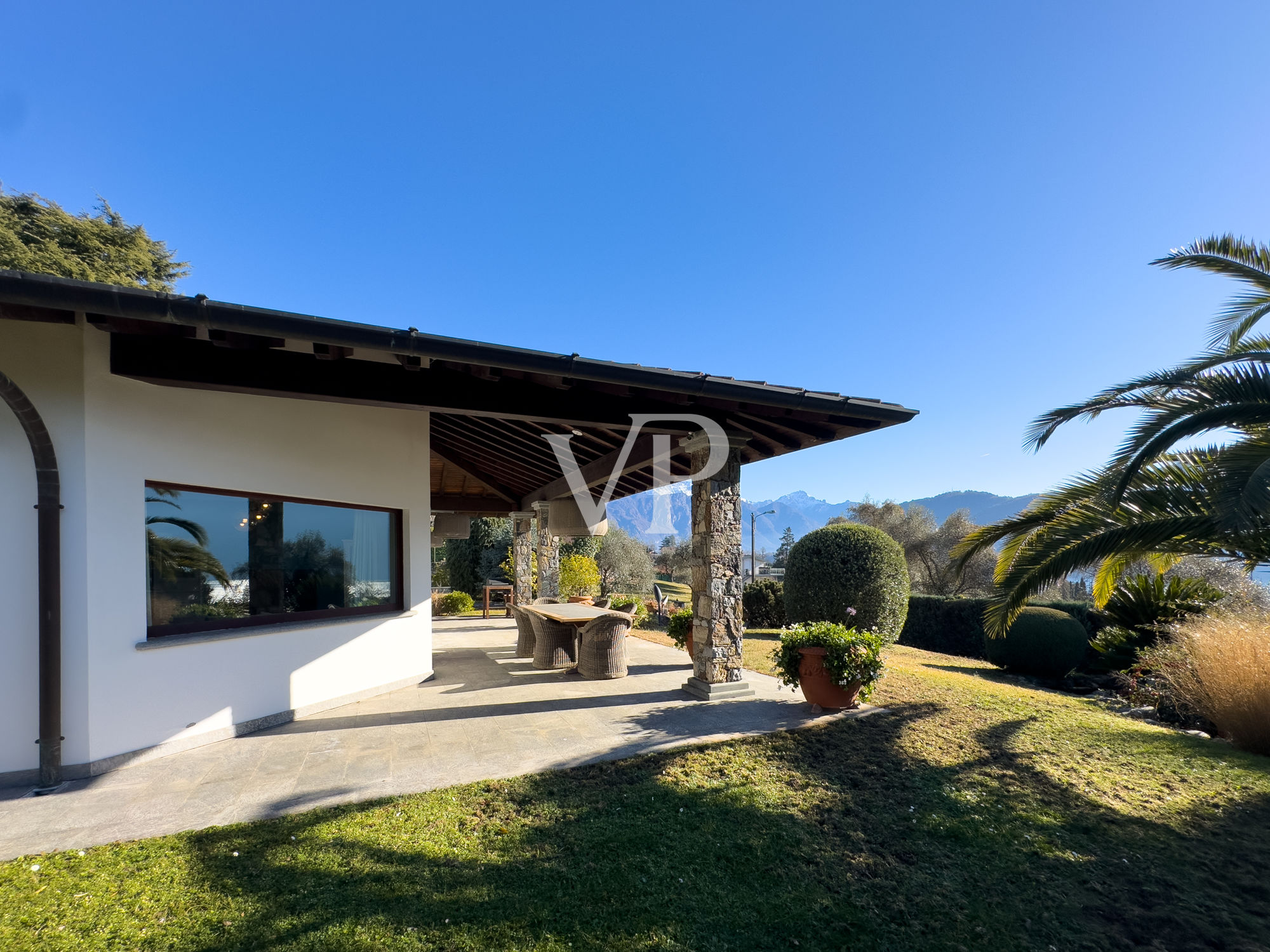 Esclusiva villa con piscina e vista panoramica sul lago