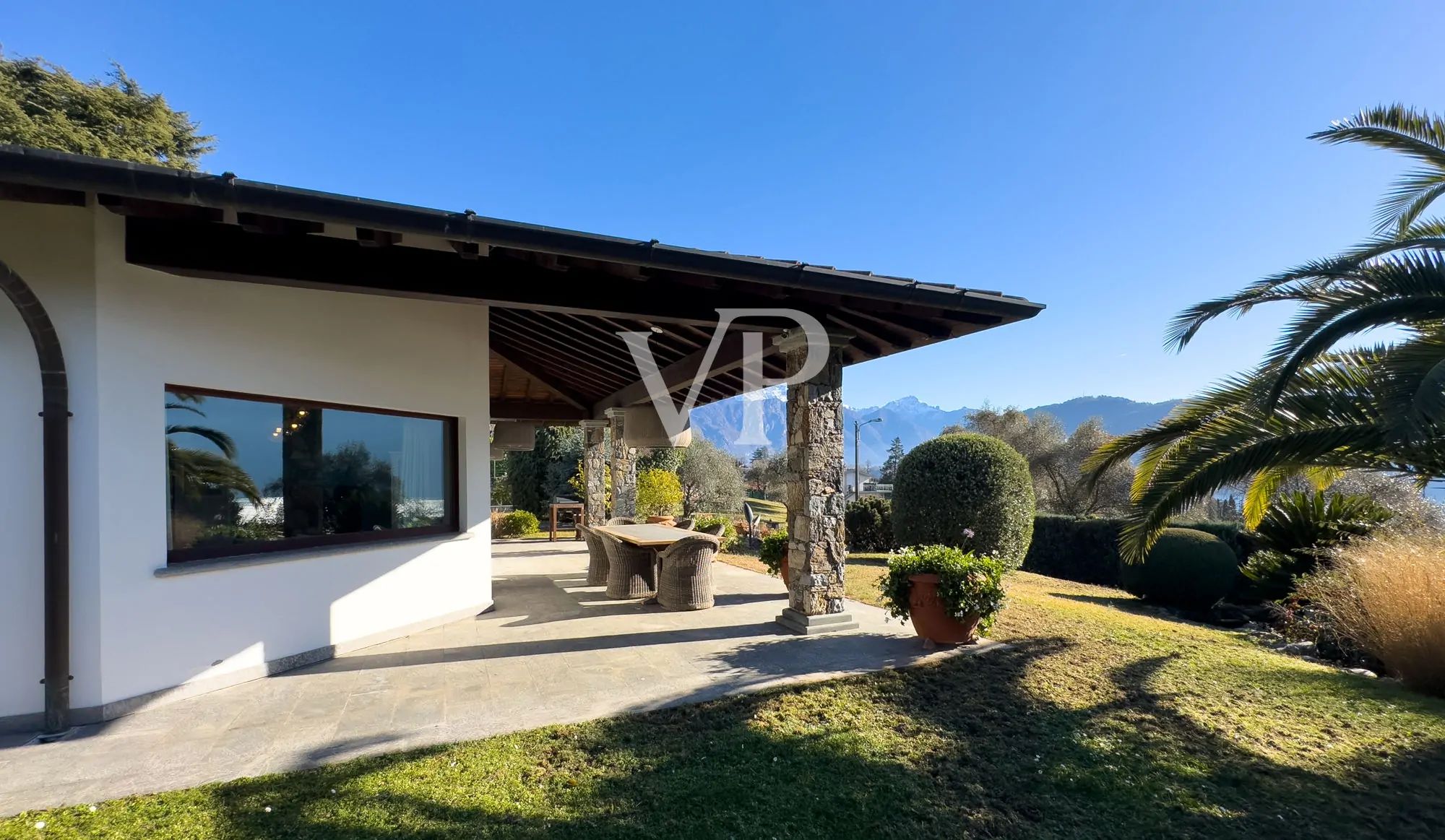 Exklusive Villa mit Schwimmbad und Panoramablick auf den See