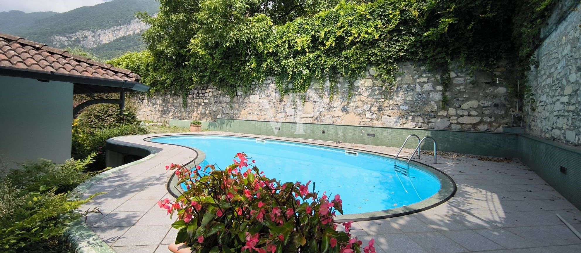 Esclusiva villa con piscina e vista panoramica sul lago