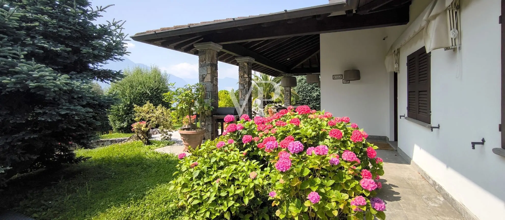 Exklusive Villa mit Schwimmbad und Panoramablick auf den See